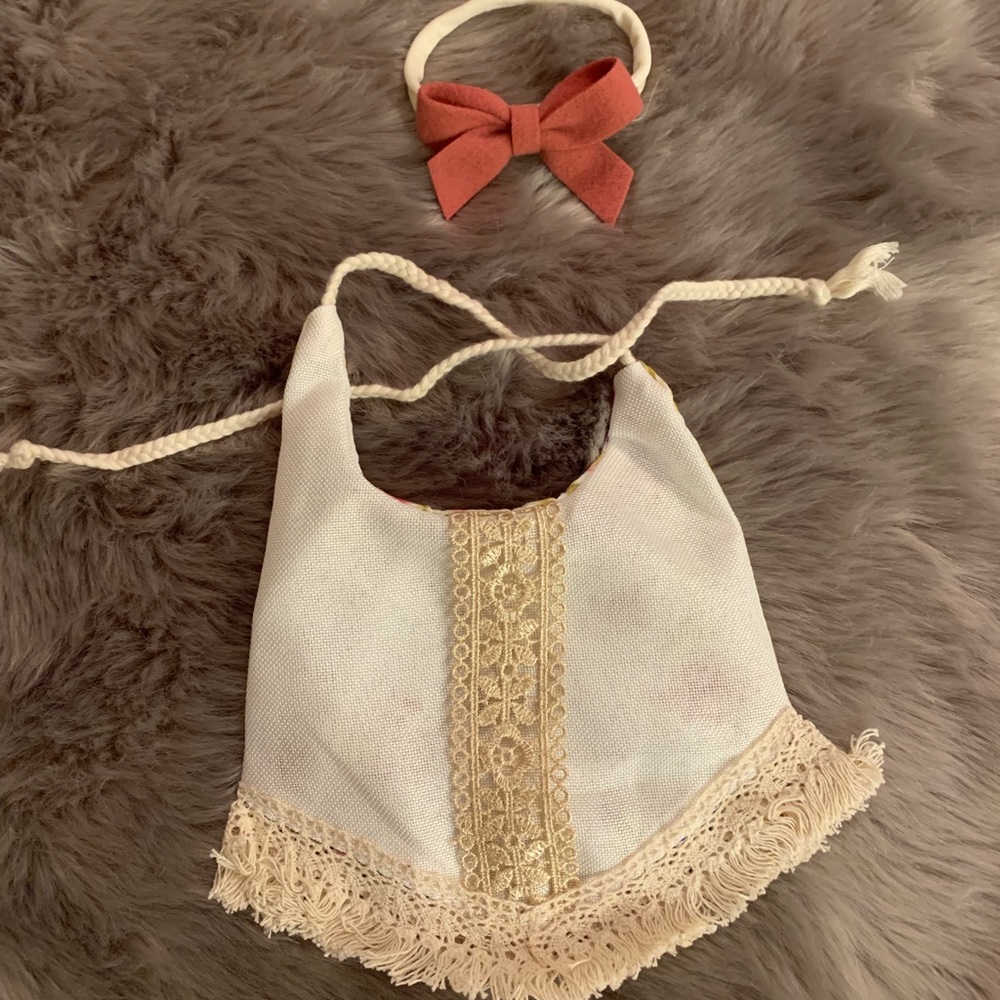 Newborn/infant reversible bib and bow head band